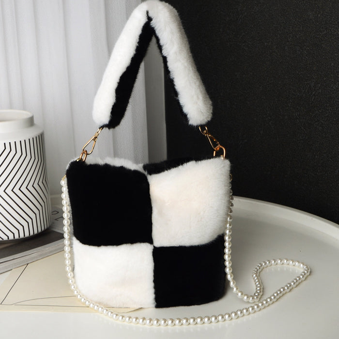 Bolso tipo cubo de felpa a cuadros con diseño de cadena de perlas, bolsos de lujo a la moda de invierno para mujer, bolsos de hombro tipo shopper personalizados