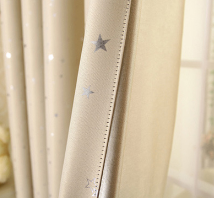 Cortina acabada perforada con estampado de estrellas.