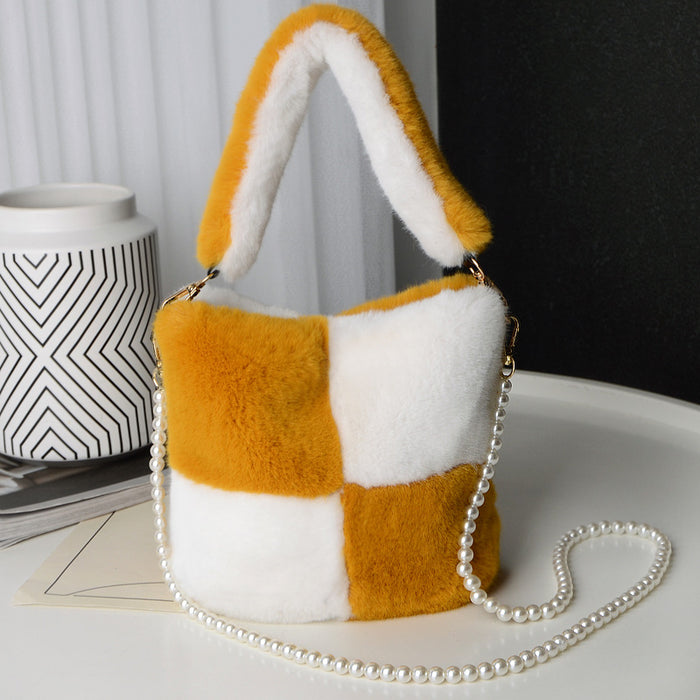 Bolso tipo cubo de felpa a cuadros con diseño de cadena de perlas, bolsos de lujo a la moda de invierno para mujer, bolsos de hombro tipo shopper personalizados