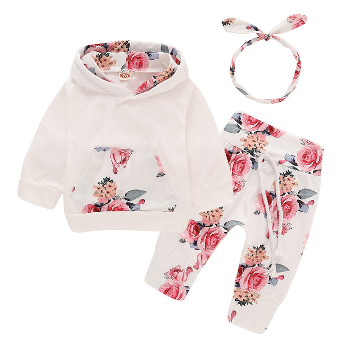 Traje infantil con estampado de capucha.