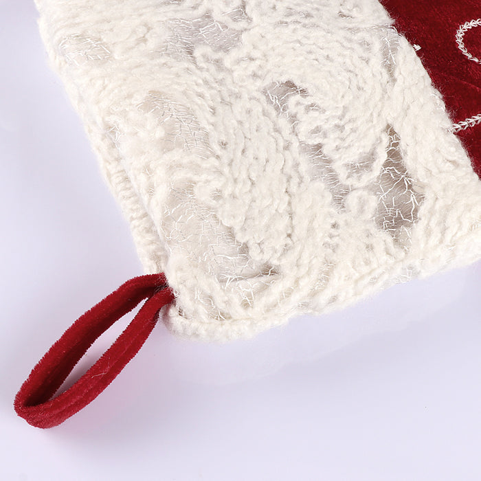 Calcetines colgantes con adornos navideños