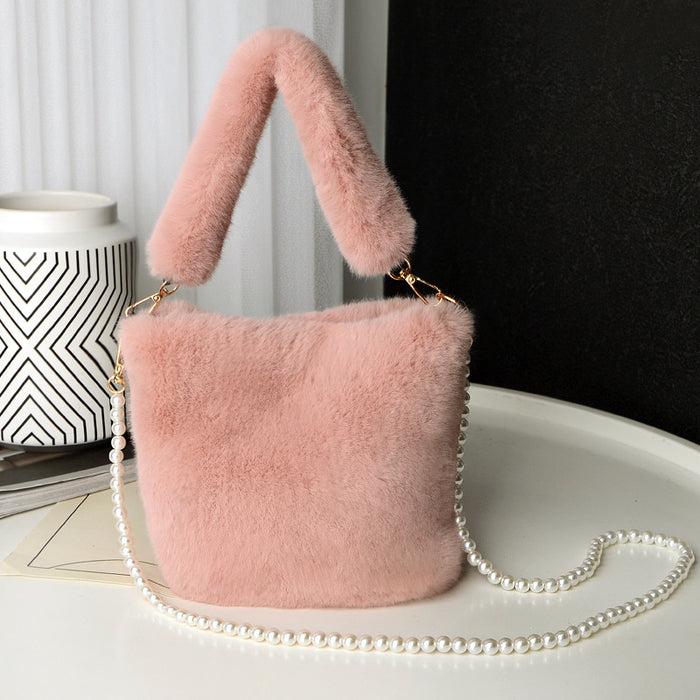 Bolso tipo cubo de felpa a cuadros con diseño de cadena de perlas, bolsos de lujo a la moda de invierno para mujer, bolsos de hombro tipo shopper personalizados