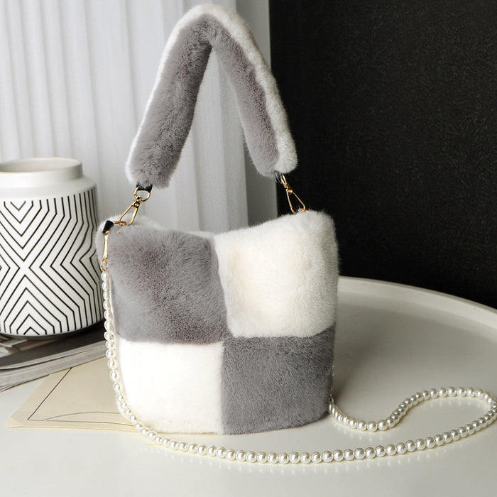 Bolso tipo cubo de felpa a cuadros con diseño de cadena de perlas, bolsos de lujo a la moda de invierno para mujer, bolsos de hombro tipo shopper personalizados