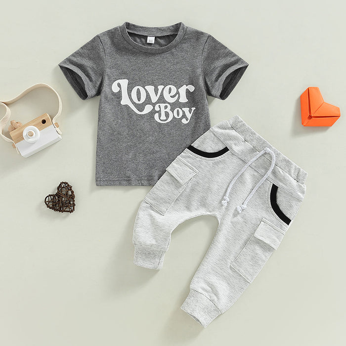 Conjunto de ropa de verano gris con camiseta y estampado de monograma de manga corta para bebé niño