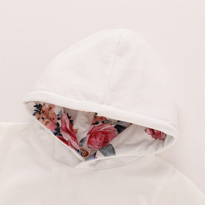 Traje infantil con estampado de capucha.