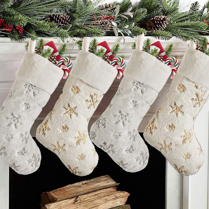 Calcetines de felpa con copos de nieve y bordado navideño