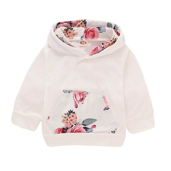 Traje infantil con estampado de capucha.