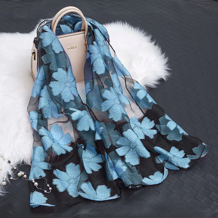 Seidenschal mit Schnittblumen hohlem Motiv