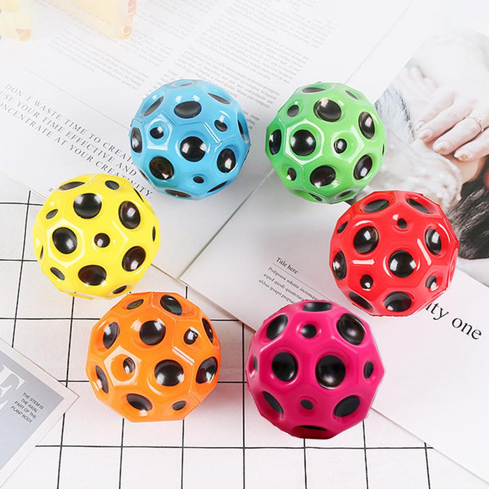 Bola con orificio para niños, pelota hinchable suave, anticaída, forma de luna, pelota hinchable porosa, juguete para interior y exterior, diseño ergonómico