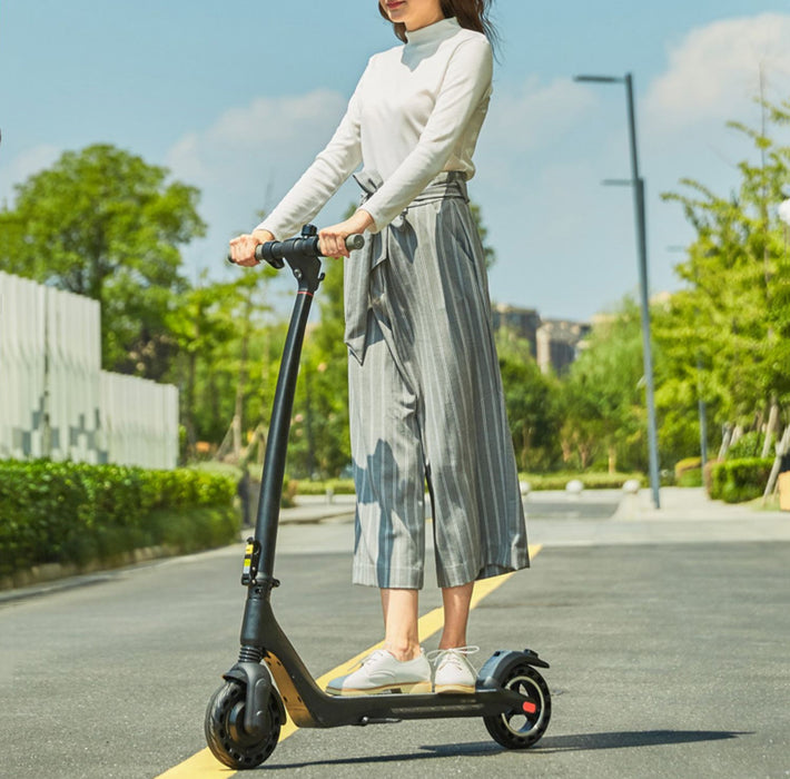 Scooter elétrica é pequena, dobrável e leve