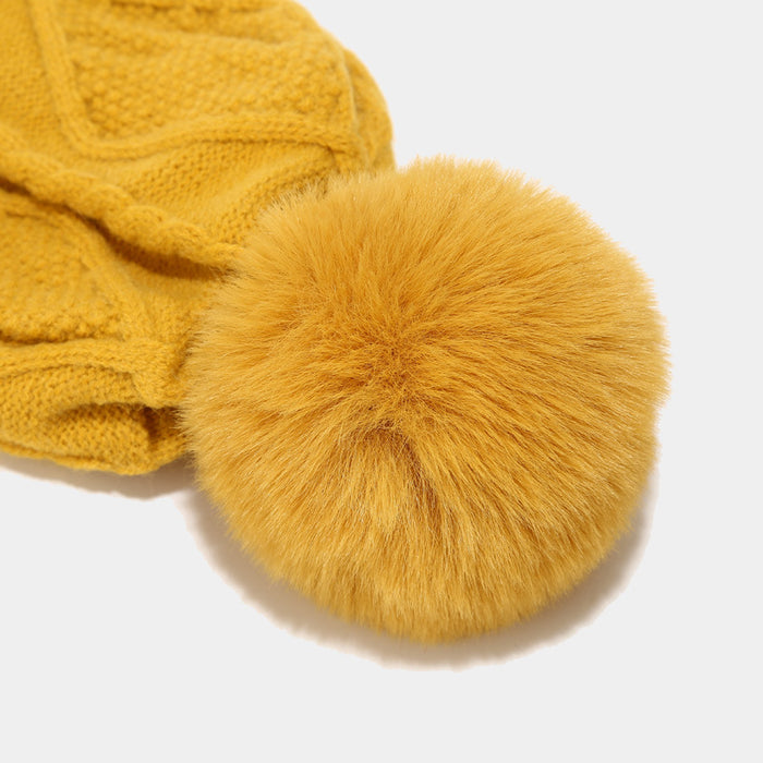 Dreiteiliges Set aus Herbst- und Wintermützen, Schals und Handschuhen