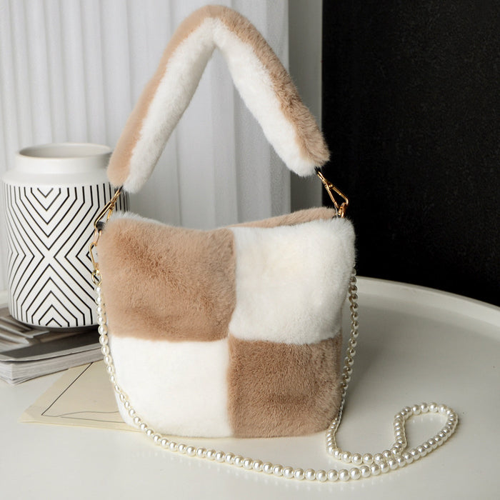 Bolso tipo cubo de felpa a cuadros con diseño de cadena de perlas, bolsos de lujo a la moda de invierno para mujer, bolsos de hombro tipo shopper personalizados