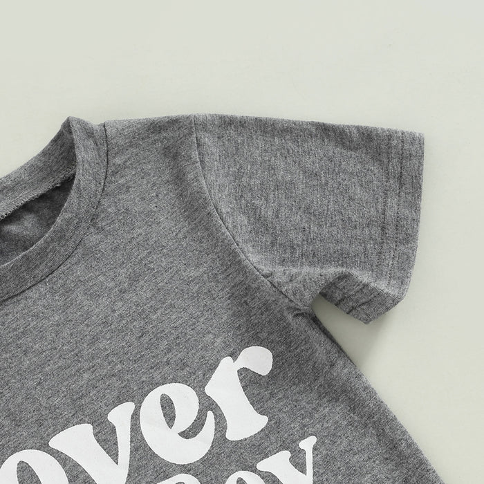 Conjunto de ropa de verano gris con camiseta y estampado de monograma de manga corta para bebé niño