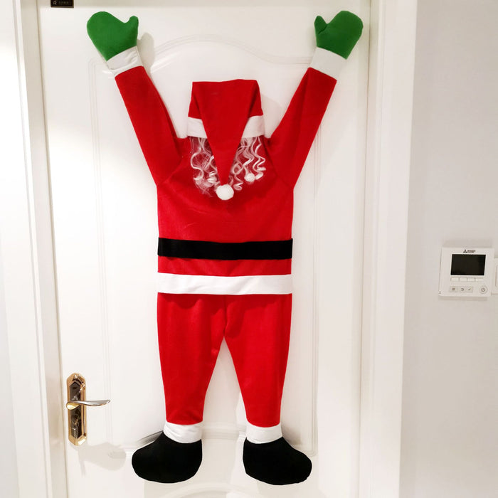 Papá Noel sube a la pared para decorar ropa, adornos, regalos, decoración navideña