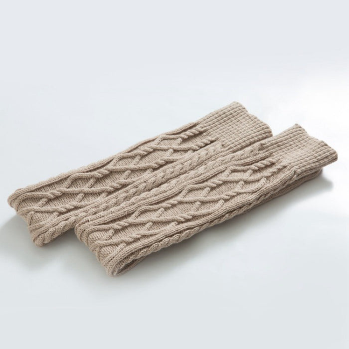 Über die Kniebeinwärmer in den Innenhausesocken gestrickt