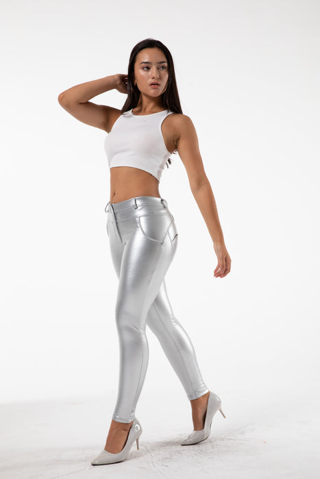 Weiße PU-Lederhosen für Frauen zum Tragen in sportlichen und eleganten Optik