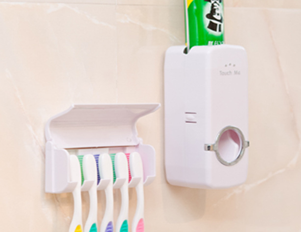 Bathroom accessories set