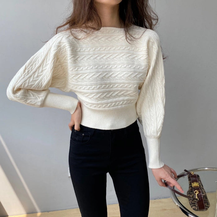 Feminines Temperament trägt kurzen Pullover mit Rundhalsausschnitt
