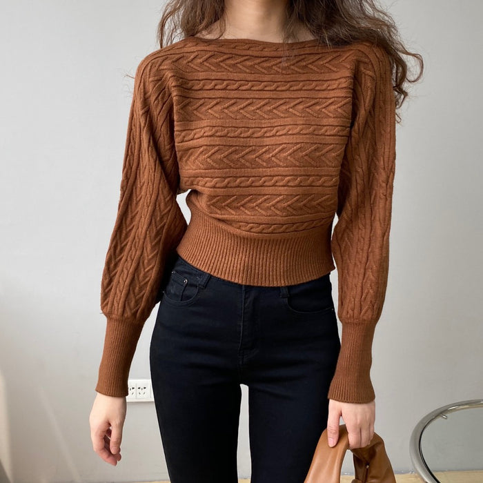 Feminines Temperament trägt kurzen Pullover mit Rundhalsausschnitt