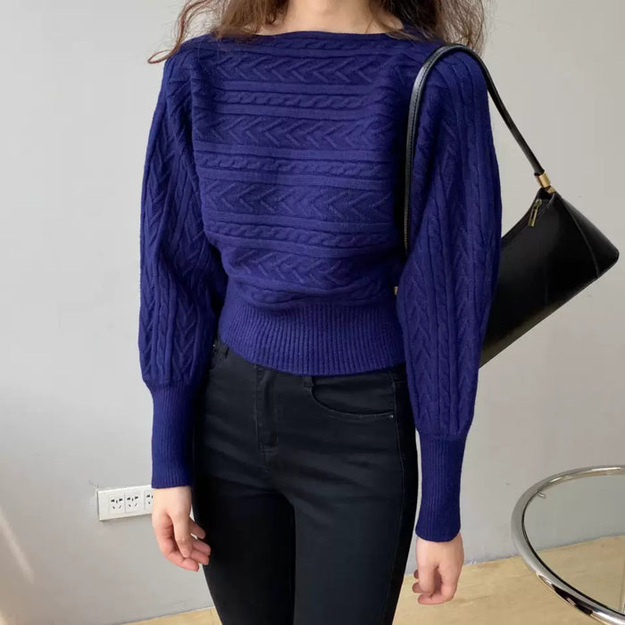 Feminines Temperament trägt kurzen Pullover mit Rundhalsausschnitt